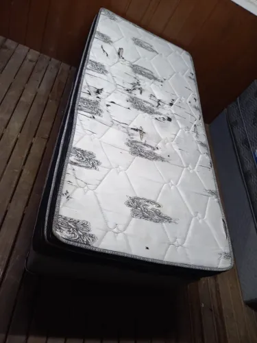 Vendo cama box de solteiro colchão molas ensacadas
