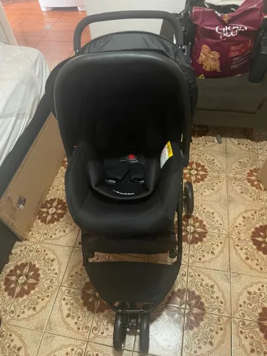 Carrinho de bebê e bebê conforto 