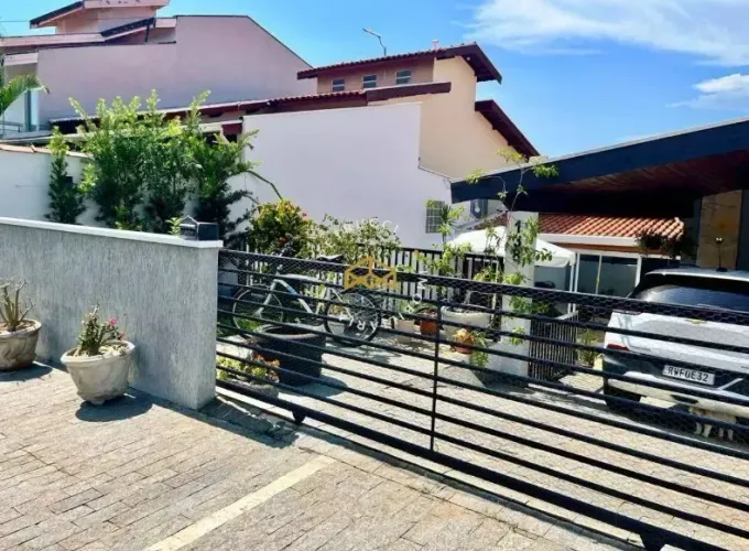 CASA À VENDA NO CONDOMÍNIO MIRANTE DO LENHEIRO EM VALINHOS.