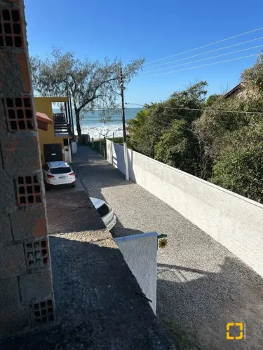 Terreno com 200m2 com casa em construção à venda na Armação