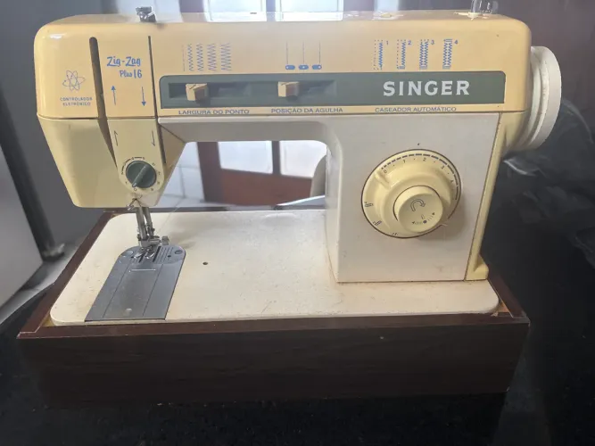 Máquina de costura Singer Zig-Zag Plus 16