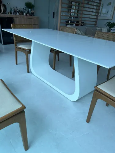 Mesa Kaiak laqueada com tampo de vidro pintado 