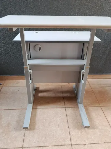 Mesa ergonômica com regulagem de altura 