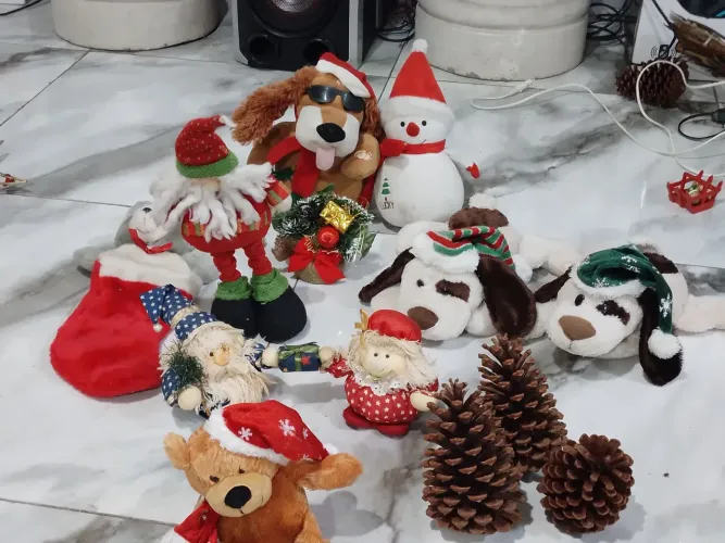 Pelúcias e itens decorativos de Natal 
