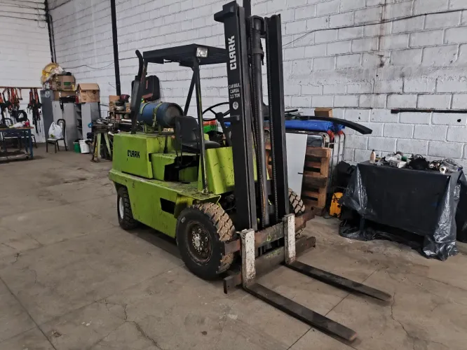Empilhadeira CLARK 2,5T