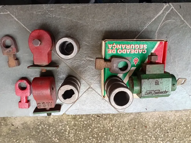 Conjunto de cadeados para porta de aço
