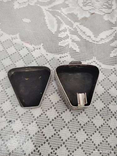 Cinzeiro de mão em metal prateado