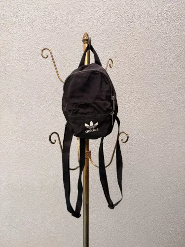 Mini Mochila Preta Estilo Esportivo - Tamanho Compacto