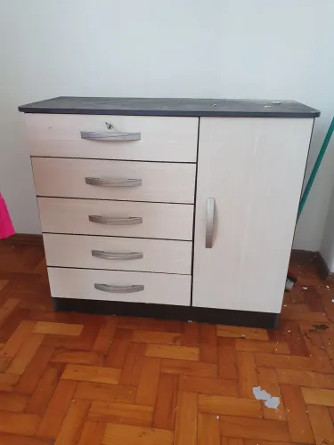 Cômoda 5 gavetas e porta ótimo estado com marcas de uso