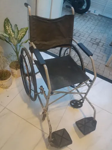 CADEIRAS DE RODAS; BANHO E LOCOMOÇÃO