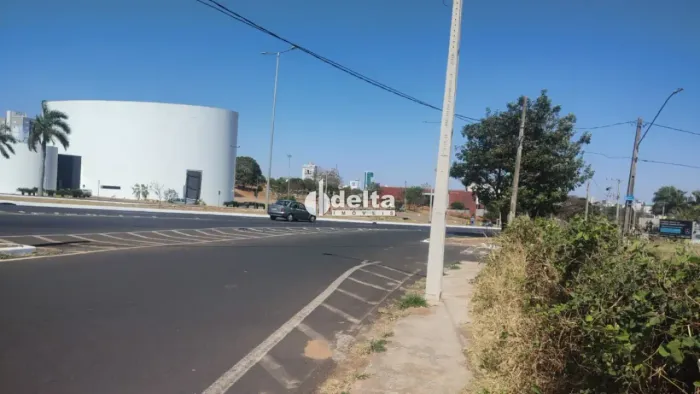 Área disponível para venda no bairro Brasil em Uberlândia-MG.