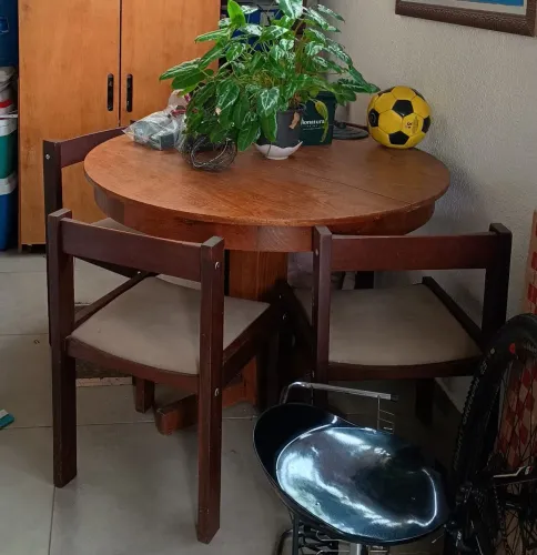 Vendo mesa retrátil c/ 4 cadeiras 