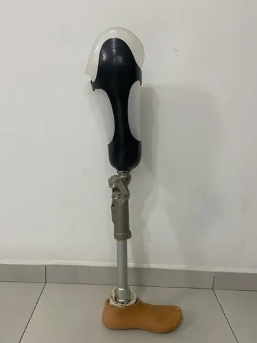 Prótese perna direita seminova com joelho articulado 