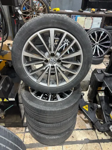 Rodas R17 4x100 montadas com pneus meia vida 