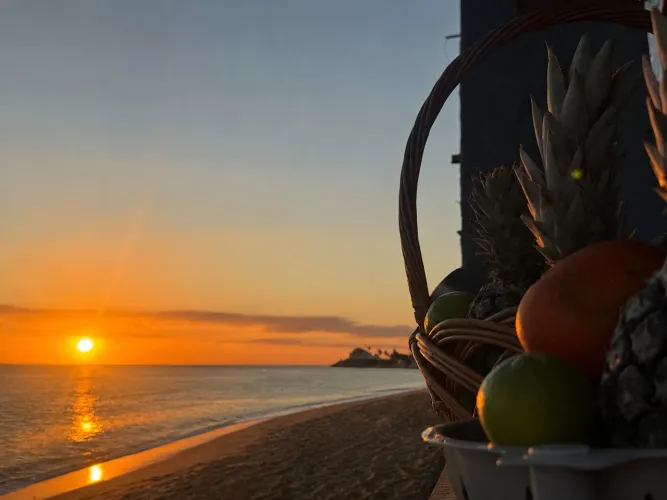 Garcom em barraca de praia