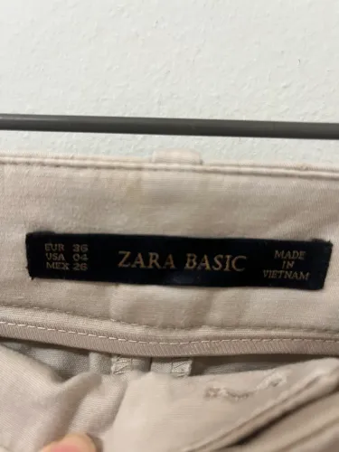 Calça em alfaiataria Zara na cor clara, dia a dia.