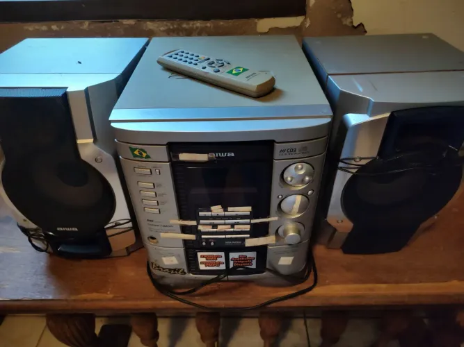 Vendo som AIWA com compartimento para 3 CDs e dois toca fitas.