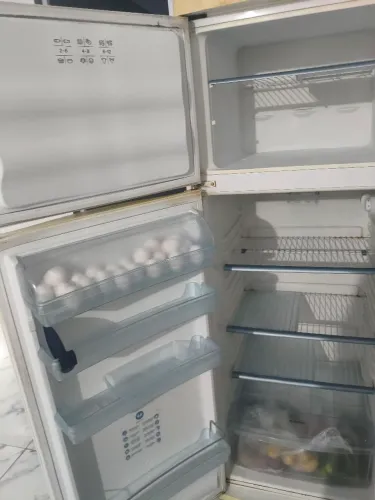 Estou vendendo uma geladeira de 350 litros da cor branca marca continental o valor 700reai