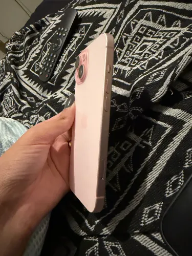 iPhone 15 rosa muito bem conservado 