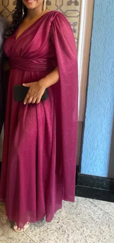 Vestido de madrinha cor fúcsia com brilho