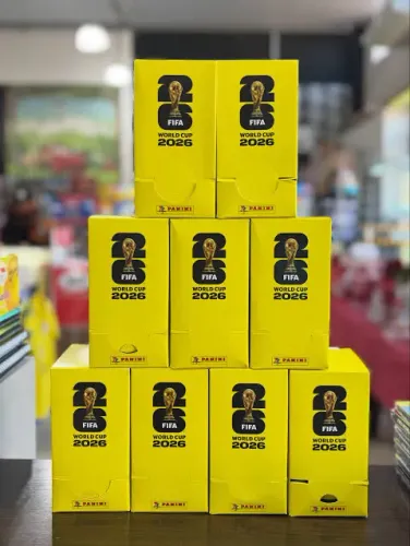 Caixa com 100 pacotes de figurinha da COPA 2026