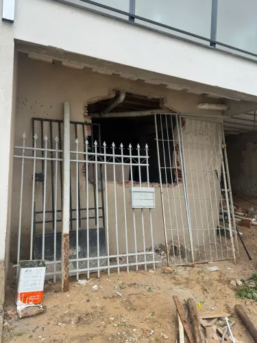 Portão para área ou beco
