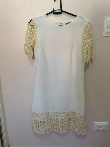 Vestido Feminino Off-White com Detalhes em Renda - Elegante e Delicado