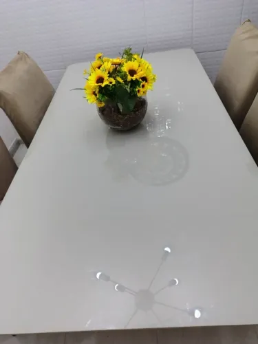 Mesa de jantar laqueada retangular com 6 cadeiras estofadas com linho bege.