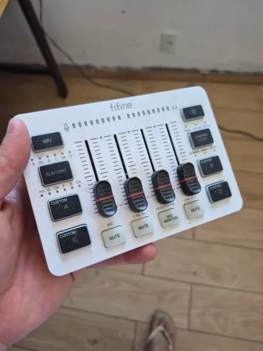 Mixer de Audio Fifine RGB