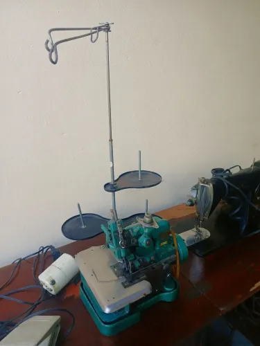 Vende se duas máquinas de costura, uma overlock,outra reta sínger, tudo funcionando.