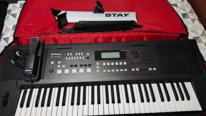 Vendo Teclado Roland EX-50 Super Novo com Bag, Estante Mini Stay e Pedal Sustain. 