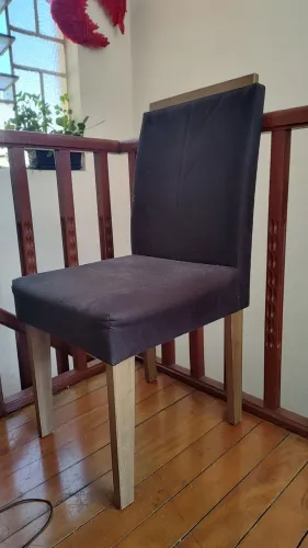 Cadeira estofada preta com madeira elegante 