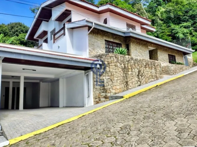 Casa em Condomínio com 5 dormitórios no Córrego Grande