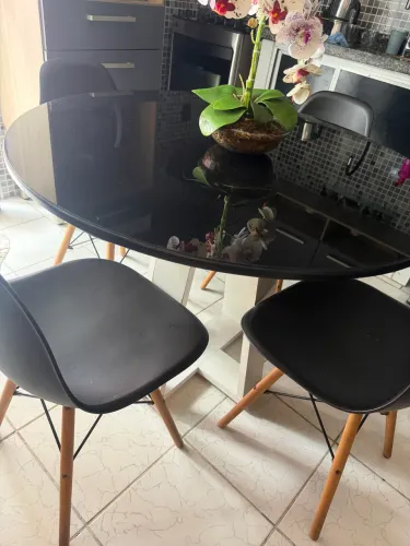 Mesa de jantar novinha com tampo de vidro
