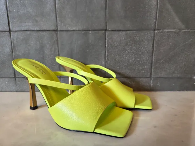 Sandália Arezzo estilo tamanco número 36
