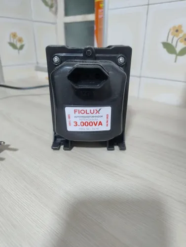 Transformador Fiolux 3000 VA transforma 110 em 220 v e vice versa