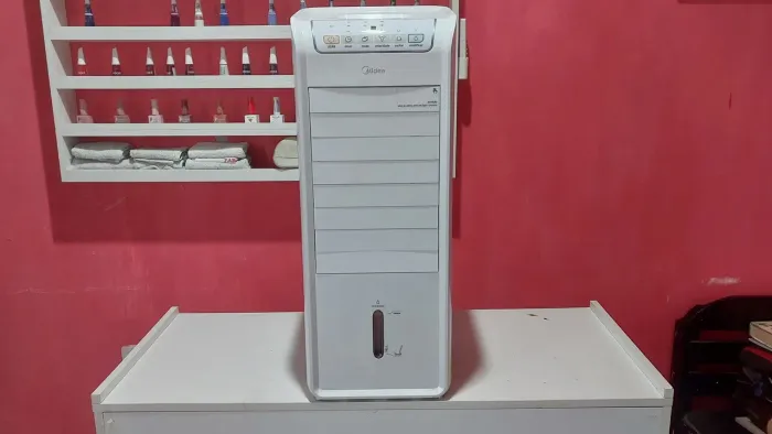 Vendo esse Climatizador Midea simi novo. 