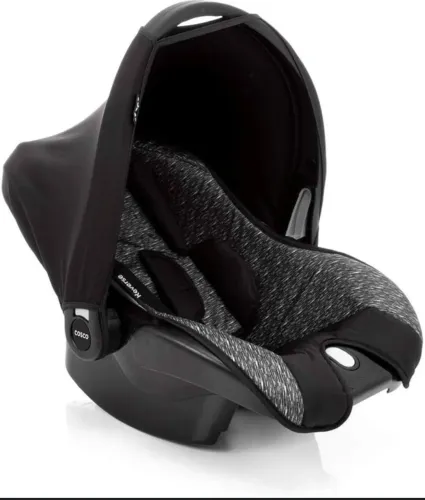 Carrinho com bebê conforto cosco