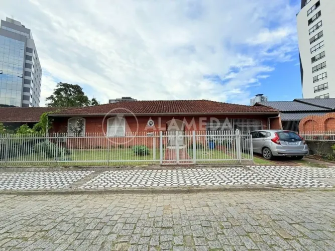 CASA À VENDA NO BAIRRO VILA NOVA.