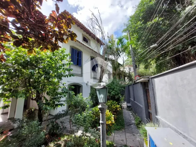 Espetacular casa triplex na subida do Alto, em rua bucólica! Vista livre, lindissima, ampl