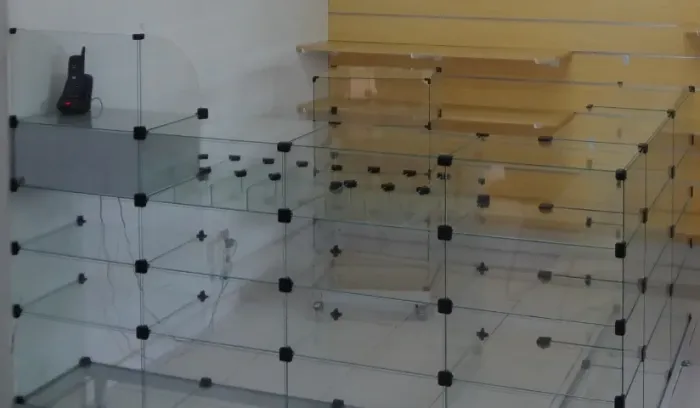 1 Balcão de Atendimento tipo 'L' Modulado em vidro temperado de 4mm no tamanho 2,05 x 1,35