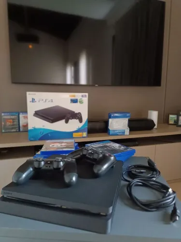 PS4 1TB + 2 Controles Originais + 2 Jogos