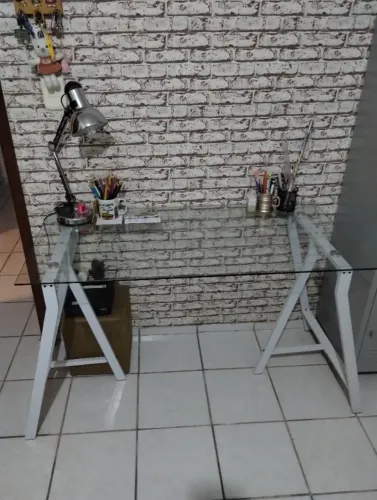 Mesa de escritório com tampo em vidro, pé em aço galvanizado,  1,20 m x 0,60 m