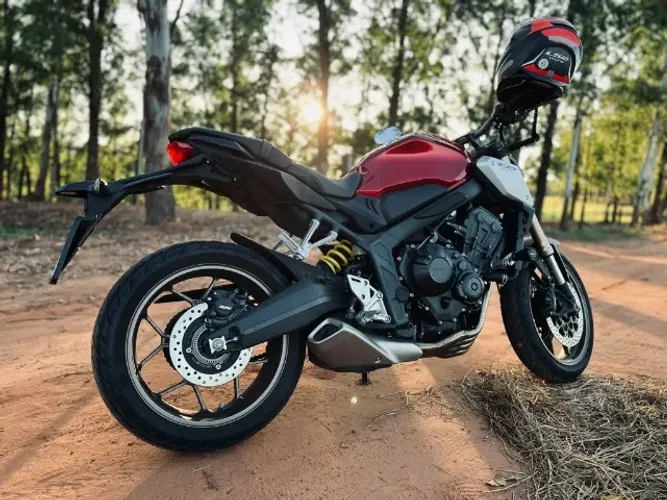 Honda CB 650R, ano 2020, na clássica e linda cor vermelha.