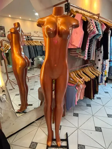 MANEQUIM + ARARA DE ROUPA SEMINOVO