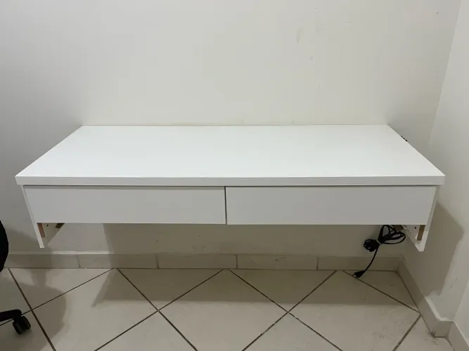 Mesa de Escritório MDF Branca com Gavetas + Prateleira