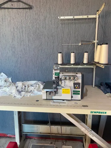 Máquina de costura reta eletrônica e overloque 5 fios