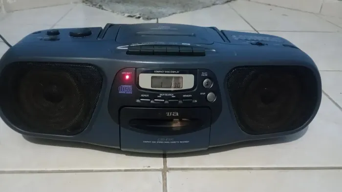 rádio som gravador portátil Aiwa modelo CSD-EX10 na cor preta
