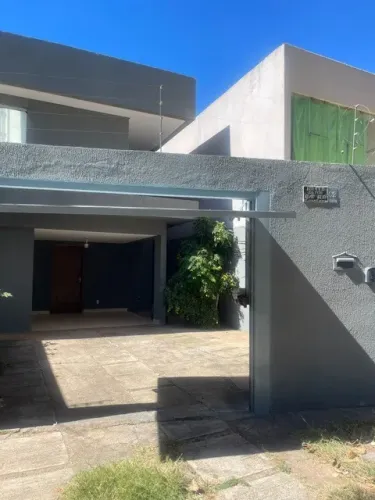 Sobrado , tres quartos , uma suite, lavabo , area extrerna , muito bem localizado.