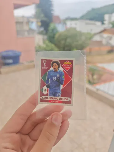 Guillermo Ochoa Extra Sticker Bordo (Legend) da coleção Panini Copa do Mundo Qatar 2022.